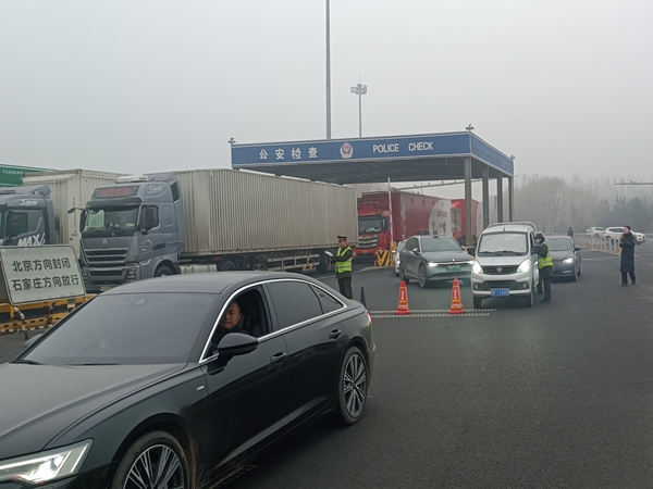 霧天出行不“堵心” 保定收費站智慧便民暖途行(2)_副本.jpg 霧天出行不“堵心” 保定收費站智慧便民暖途行(2)_副本.jpg